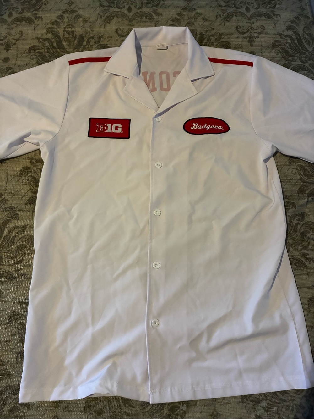 Wisconsin Badger Kohl Center White Short-Sleeve Button-UpShirt with Red Trim